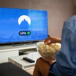 Jak powiesić telewizor pod sufitem