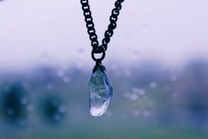 Do czego pasują naszyjniki z kamieniami